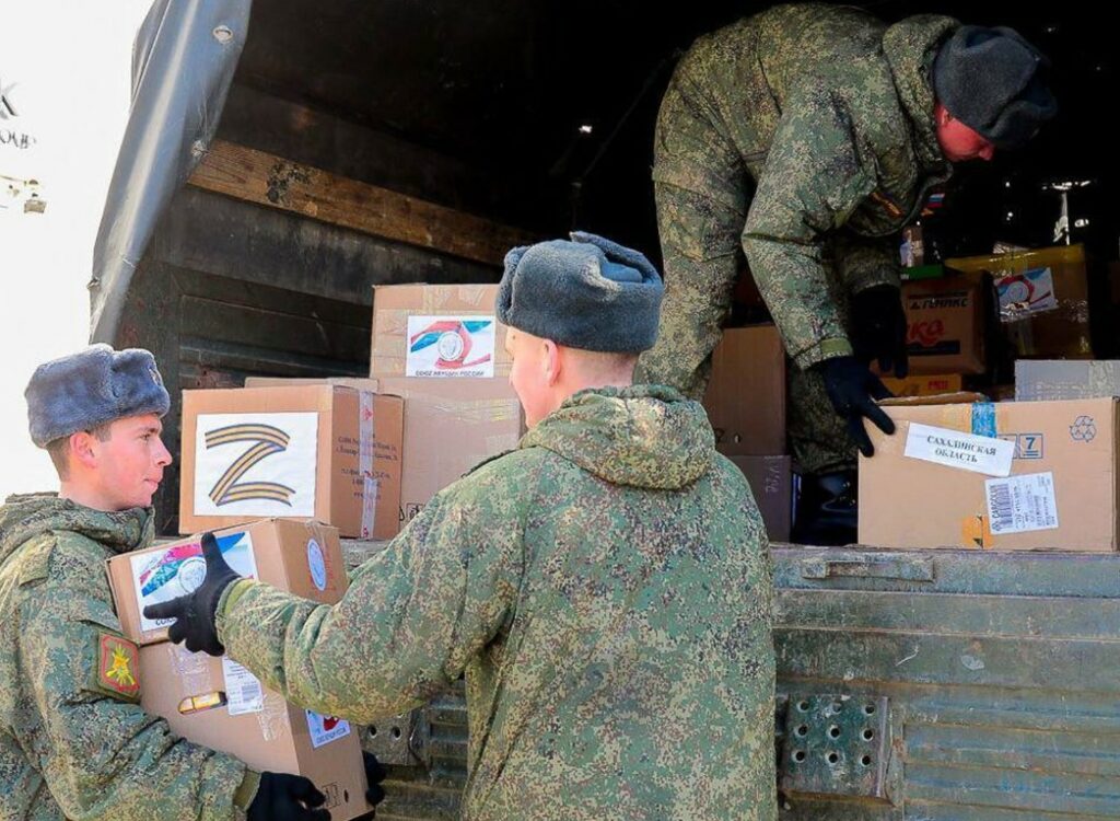 На фото военнослужащие воюющие на Донбассе принимают гуманитарную помощь фронту.