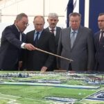 На фото Путину показывают проект застройки.